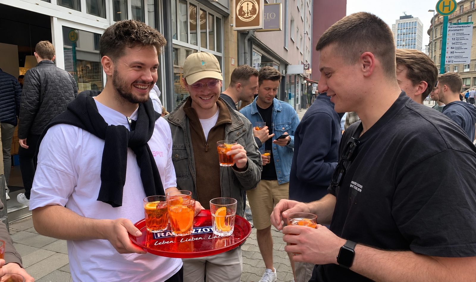 180DC Frankfurt members sharing drinks at a community evening
